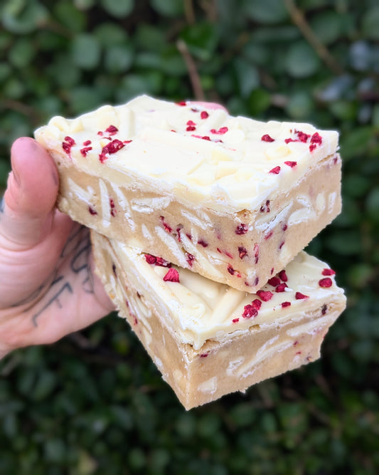 MILKY BAR RASPBERRY BLONDIE